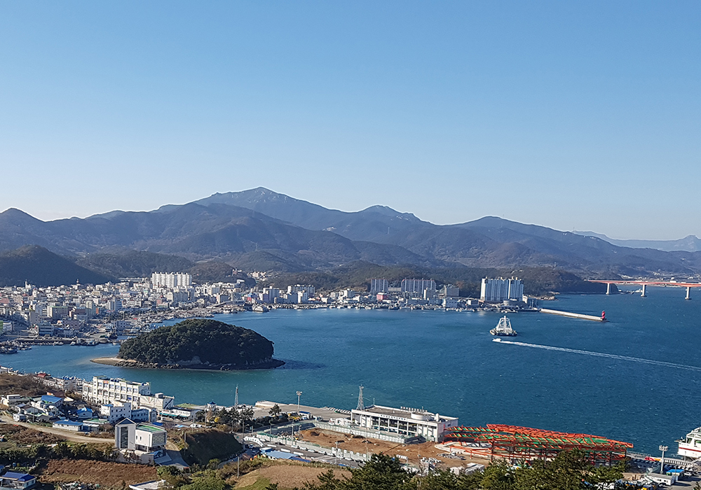 완도 서망봉에서 완도해변공원을 보며 찍은 사진으로 완도 수변공원과 완도 앞바다가 보이는 사진입니다